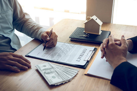 房地產(chǎn)代理手表 引領(lǐng)客戶精準簽署房屋合同與抵押文件的全新服務(wù)